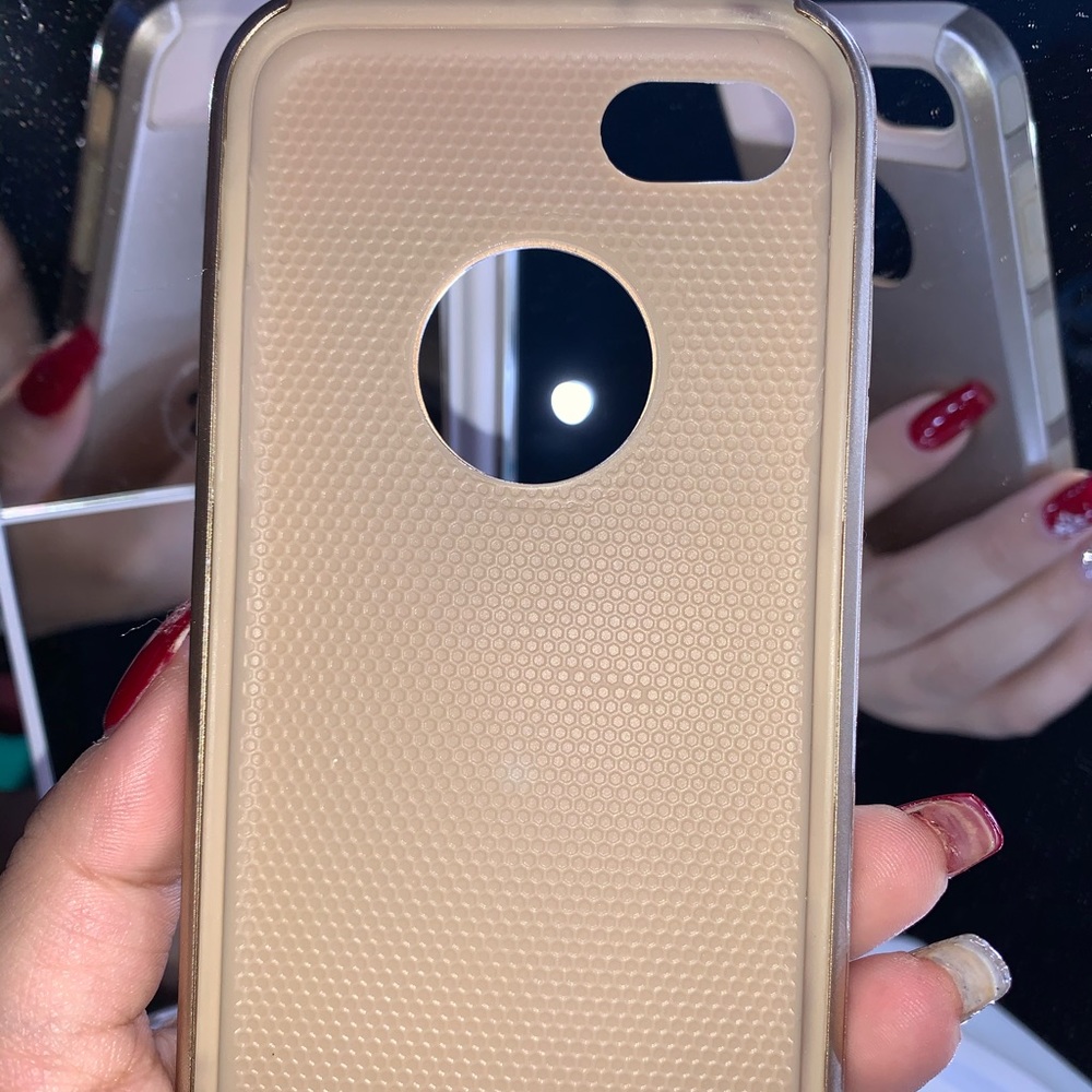 Gold iPhone case - Picture 3 of 3